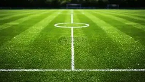 体坛永恒瞬间：成龙远程神球，曾志伟硬扛拉莫斯，香港明星队彰显国足缺失的激情