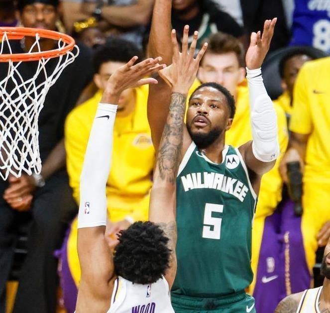 连州女篮清远市八运会篮球赛场勇夺冠军，书写辉煌新篇章